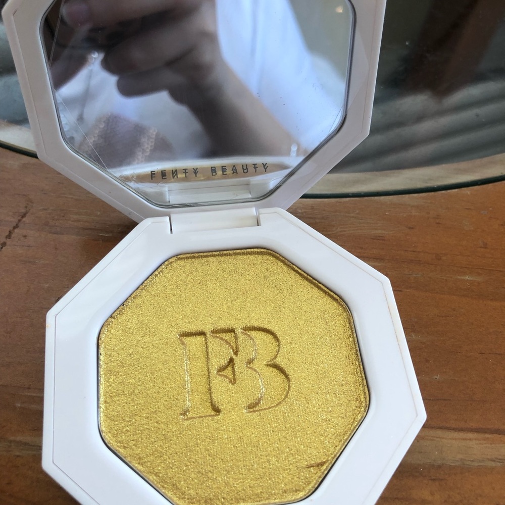 Fenty beauty highlighter “Trophy wife”